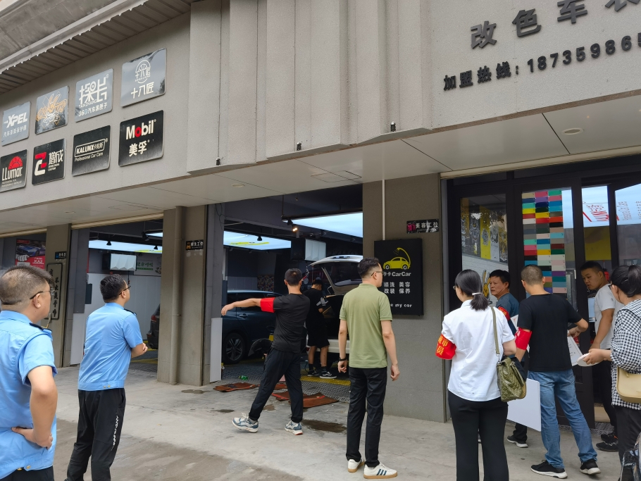 新绛县小企业发展促进中心赴包联街道开展“门前三包”专项整治行动