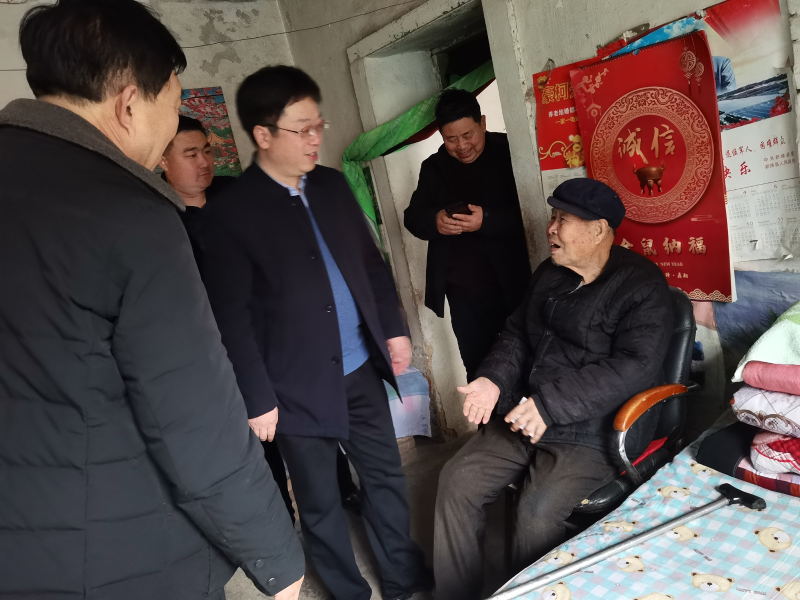 镇党委书记芦惠涛走访慰问尚书村孙书官镇党委书记芦惠涛走访慰问新和